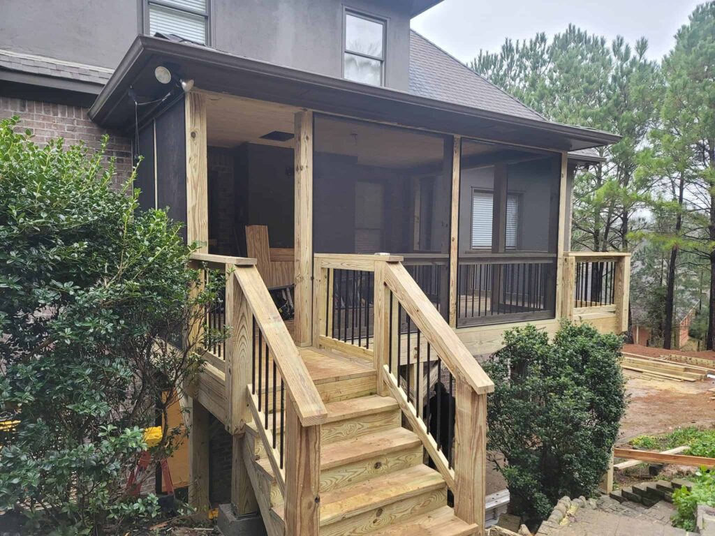 Screened porch and deck with stairs and railing by Elite Decks, deck builder serving Moody, AL